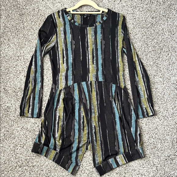 kozan Tops - Striped Black and Green long top. Excellent condition.Can be worn with leggings